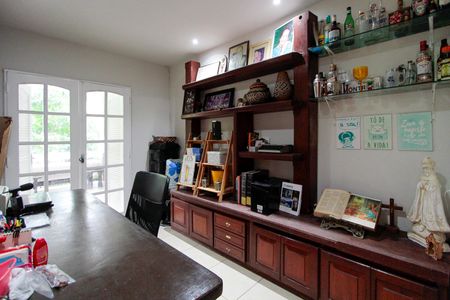 Casa à venda com 450m², 4 quartos e 5 vagas Casa à venda com 450m², 4 quartos e 5 vagasCasa 2 subterrânea - Escritório