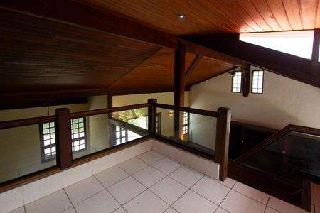 Casa à venda com 450m², 4 quartos e 5 vagas Casa à venda com 450m², 4 quartos e 5 vagasEspaço andar superior