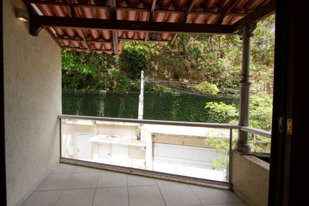 Casa à venda com 450m², 4 quartos e 5 vagas Casa à venda com 450m², 4 quartos e 5 vagasVaranda área superior