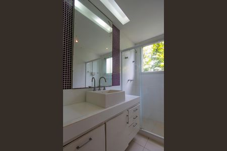 Casa à venda com 450m², 4 quartos e 5 vagas Casa à venda com 450m², 4 quartos e 5 vagasBanheiro da Suíte 2