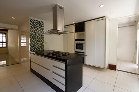 Casa à venda com 450m², 4 quartos e 5 vagas Casa à venda com 450m², 4 quartos e 5 vagasCozinha