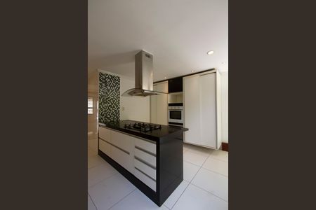 Casa à venda com 450m², 4 quartos e 5 vagas Casa à venda com 450m², 4 quartos e 5 vagasCozinha