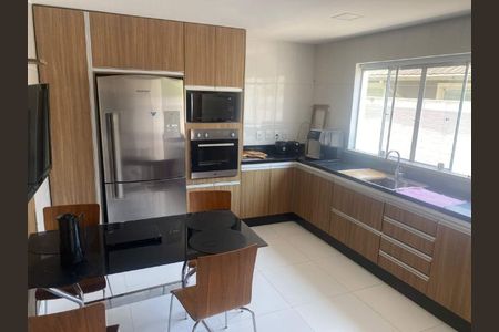 Casa à venda com 240m², 5 quartos e 1 vaga