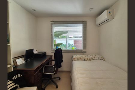 Casa à venda com 430m², 6 quartos e 3 vagas Casa à venda com 430m², 6 quartos e 3 vagasQuarto 1