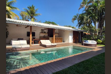 Casa à venda com 430m², 6 quartos e 3 vagas Casa à venda com 430m², 6 quartos e 3 vagasÁrea externa