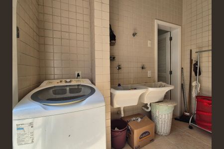 Casa à venda com 430m², 6 quartos e 3 vagas Casa à venda com 430m², 6 quartos e 3 vagasÁrea de Serviço