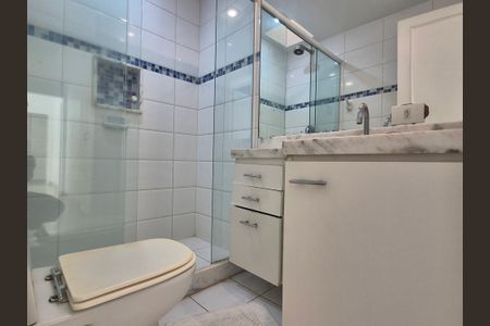 Casa à venda com 430m², 6 quartos e 3 vagas Casa à venda com 430m², 6 quartos e 3 vagasBanheiro 1