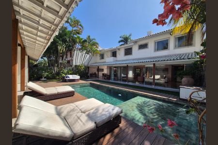 Casa à venda com 430m², 6 quartos e 3 vagas Casa à venda com 430m², 6 quartos e 3 vagasÁrea externa