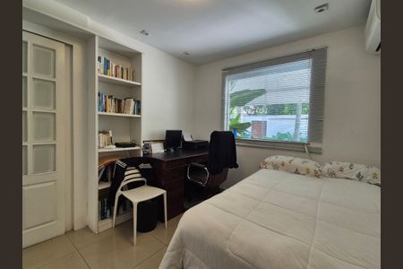 Casa à venda com 430m², 6 quartos e 3 vagas Casa à venda com 430m², 6 quartos e 3 vagasQuarto 1
