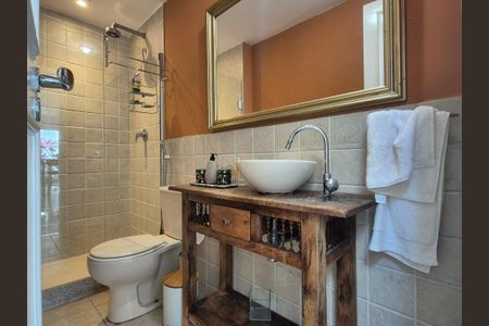 Casa à venda com 430m², 6 quartos e 3 vagas Casa à venda com 430m², 6 quartos e 3 vagasBanheiro 2