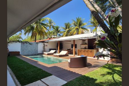 Casa à venda com 430m², 6 quartos e 3 vagas Casa à venda com 430m², 6 quartos e 3 vagasÁrea externa