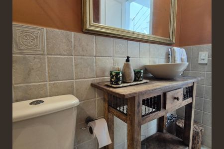 Casa à venda com 430m², 6 quartos e 3 vagas Casa à venda com 430m², 6 quartos e 3 vagasBanheiro 2