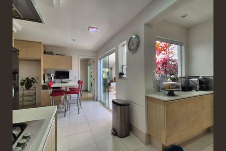 Casa à venda com 430m², 6 quartos e 3 vagas Casa à venda com 430m², 6 quartos e 3 vagasCozinha