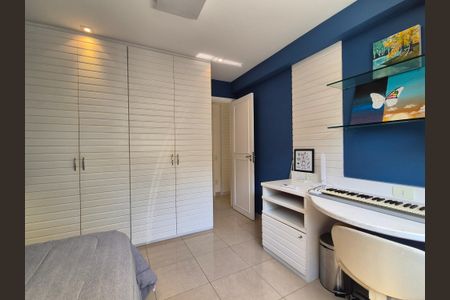 Casa à venda com 430m², 6 quartos e 3 vagas Casa à venda com 430m², 6 quartos e 3 vagasQuarto 3