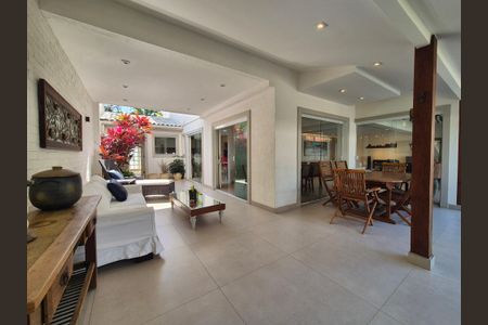 Casa à venda com 430m², 6 quartos e 3 vagas Casa à venda com 430m², 6 quartos e 3 vagasVaranda