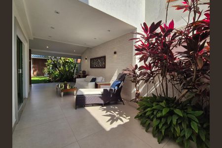 Casa à venda com 430m², 6 quartos e 3 vagas Casa à venda com 430m², 6 quartos e 3 vagasVaranda da Sala