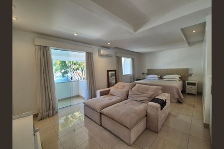 Casa à venda com 430m², 6 quartos e 3 vagas Casa à venda com 430m², 6 quartos e 3 vagasSuíte 3