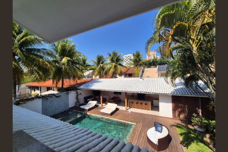 Casa à venda com 430m², 6 quartos e 3 vagas Casa à venda com 430m², 6 quartos e 3 vagasVista