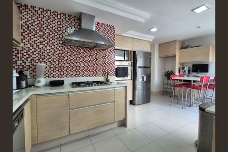 Casa à venda com 430m², 6 quartos e 3 vagas Casa à venda com 430m², 6 quartos e 3 vagasCozinha