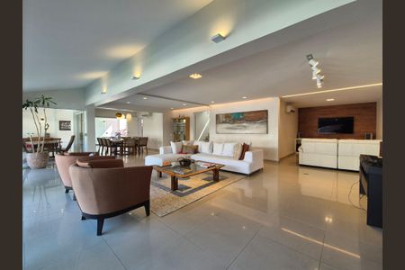 Casa à venda com 430m², 6 quartos e 3 vagas Casa à venda com 430m², 6 quartos e 3 vagasSala