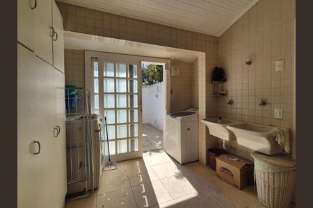 Casa à venda com 430m², 6 quartos e 3 vagas Casa à venda com 430m², 6 quartos e 3 vagasÁrea de Serviço