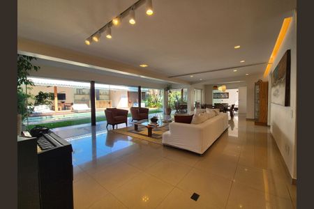 Casa à venda com 430m², 6 quartos e 3 vagas Casa à venda com 430m², 6 quartos e 3 vagasSala