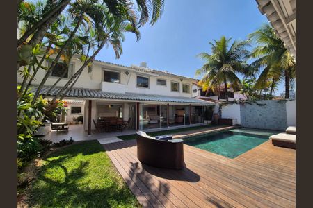 Casa à venda com 430m², 6 quartos e 3 vagas Casa à venda com 430m², 6 quartos e 3 vagasÁrea externa