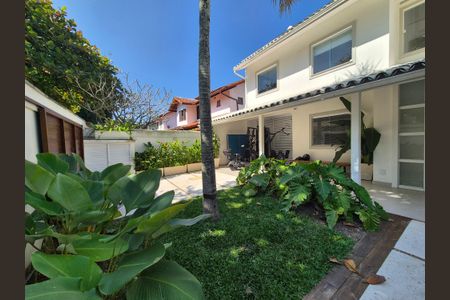 Casa à venda com 430m², 6 quartos e 3 vagas Casa à venda com 430m², 6 quartos e 3 vagasÁrea externa