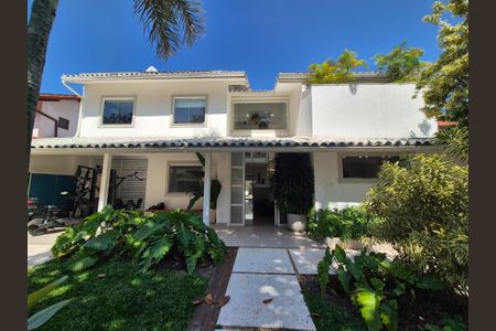 Casa à venda com 430m², 6 quartos e 3 vagas Casa à venda com 430m², 6 quartos e 3 vagasEntrada