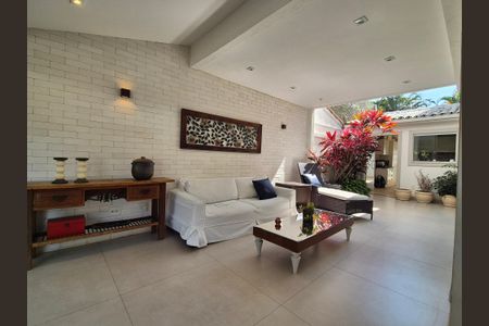 Casa à venda com 430m², 6 quartos e 3 vagas Casa à venda com 430m², 6 quartos e 3 vagasVaranda