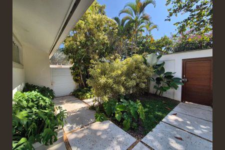 Casa à venda com 430m², 6 quartos e 3 vagas Casa à venda com 430m², 6 quartos e 3 vagasÁrea externa