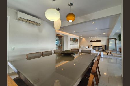 Casa à venda com 430m², 6 quartos e 3 vagas Casa à venda com 430m², 6 quartos e 3 vagasSala de Jantar