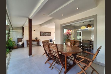 Casa à venda com 430m², 6 quartos e 3 vagas Casa à venda com 430m², 6 quartos e 3 vagasVaranda