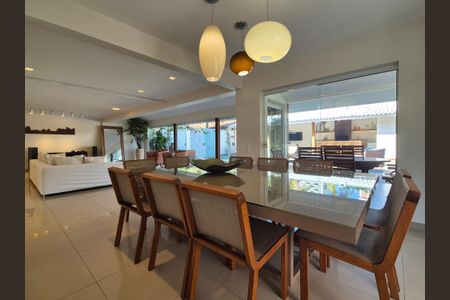 Casa à venda com 430m², 6 quartos e 3 vagas Casa à venda com 430m², 6 quartos e 3 vagasSala de Jantar