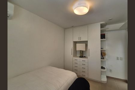 Casa à venda com 430m², 6 quartos e 3 vagas Casa à venda com 430m², 6 quartos e 3 vagasQuarto 1