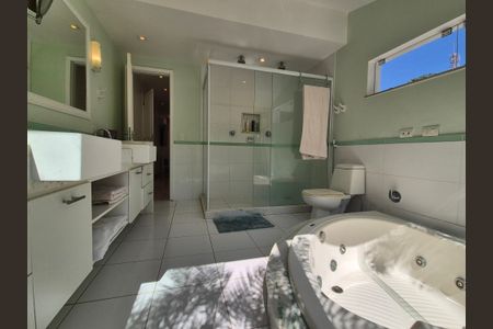 Casa à venda com 430m², 6 quartos e 3 vagas Casa à venda com 430m², 6 quartos e 3 vagasBanheiro da Suíte 3