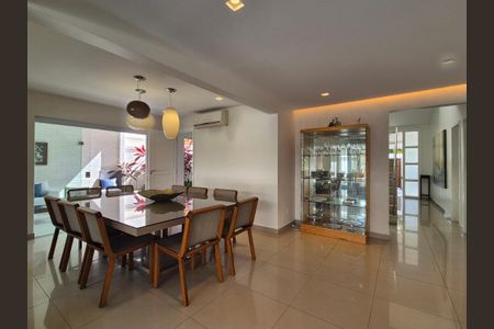 Casa à venda com 430m², 6 quartos e 3 vagas Casa à venda com 430m², 6 quartos e 3 vagasSala de Jantar