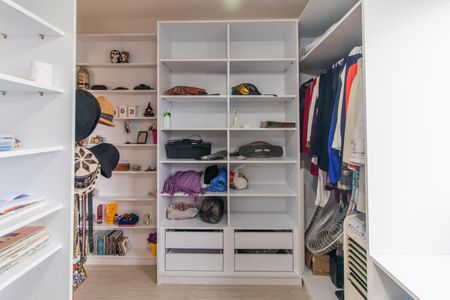 Apartamento à venda com 72m², 2 quartos e 2 vagas Apartamento à venda com 72m², 2 quartos e 2 vagasCloset da suíte