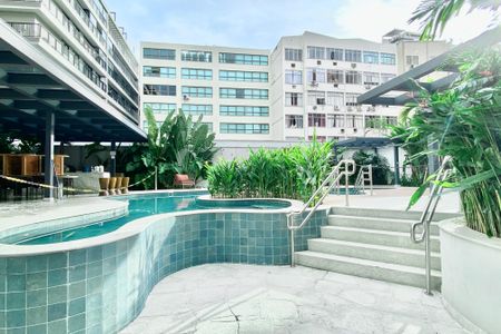 Apartamento à venda com 139m², 2 quartos e 1 vaga Apartamento à venda com 139m², 2 quartos e 1 vagaÁrea comum piscina