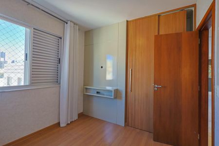 Apartamento à venda com 260m², 4 quartos e 4 vagasQuarto 2