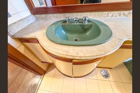 Apartamento à venda com 236m², 4 quartos e 3 vagasBanheiro da Suíte 2