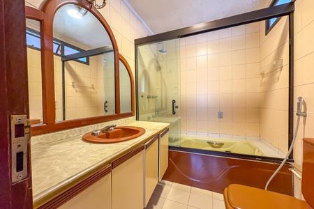 Apartamento à venda com 236m², 4 quartos e 3 vagasBanheiro da Suíte 1