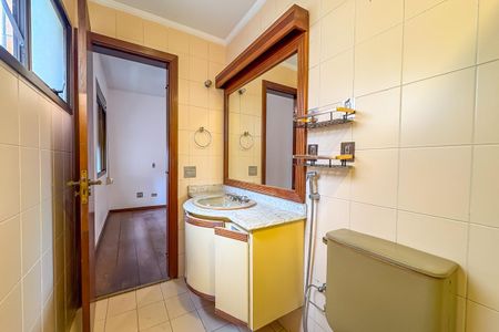 Apartamento à venda com 236m², 4 quartos e 3 vagasBanheiro da Suíte 1