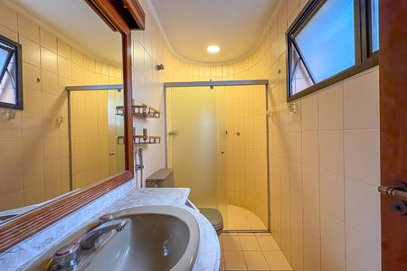 Apartamento à venda com 236m², 4 quartos e 3 vagasBanheiro da Suíte 1