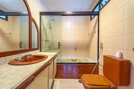 Apartamento à venda com 236m², 4 quartos e 3 vagasBanheiro da Suíte 1