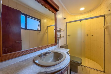 Apartamento à venda com 236m², 4 quartos e 3 vagasBanheiro da Suíte 1