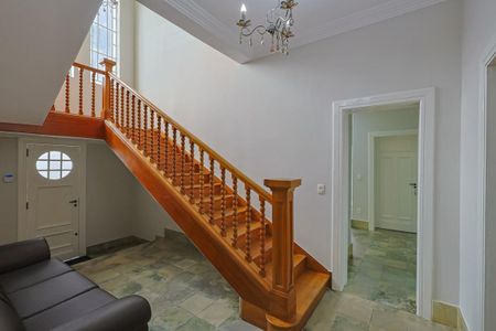 Casa à venda com 400m², 4 quartos e 11 vagas Casa à venda com 400m², 4 quartos e 11 vagasEscadas