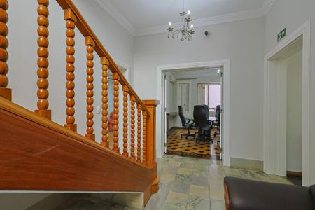 Casa à venda com 400m², 4 quartos e 11 vagas Casa à venda com 400m², 4 quartos e 11 vagasEscadas