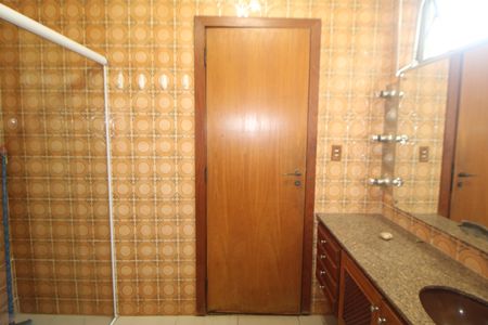 Casa à venda com 332m², 5 quartos e 7 vagasBanheiro Suíte 4