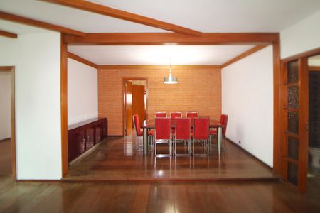 Casa à venda com 332m², 5 quartos e 7 vagasSala